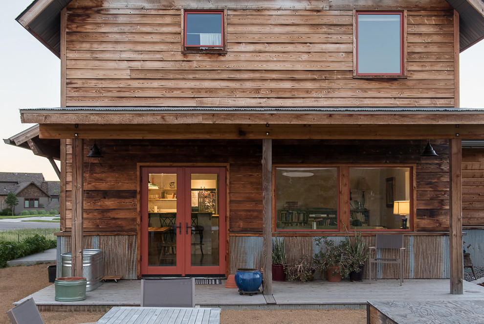 Kleines, Zweistöckiges Uriges Haus mit brauner Fassadenfarbe, Satteldach und Schindeldach in Sonstige