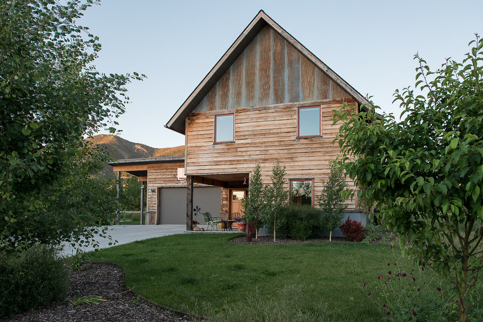 Diseño de fachada de casa marrón rústica pequeña de dos plantas con revestimiento de madera, tejado a dos aguas y tejado de teja de madera