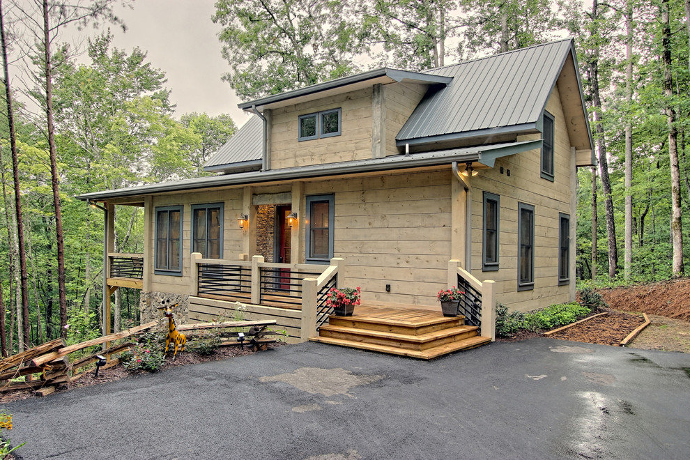 На фото: маленький, двухэтажный, деревянный, серый частный загородный дом в стиле рустика с односкатной крышей и металлической крышей для на участке и в саду с