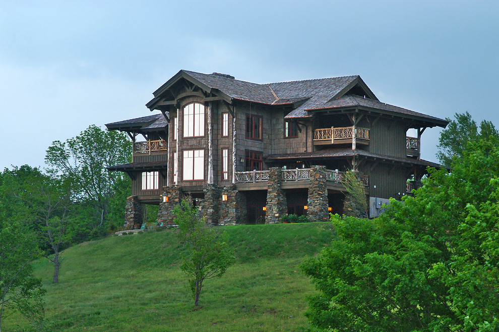 Exemple d'une très grande façade de maison marron montagne à un étage avec un revêtement mixte.