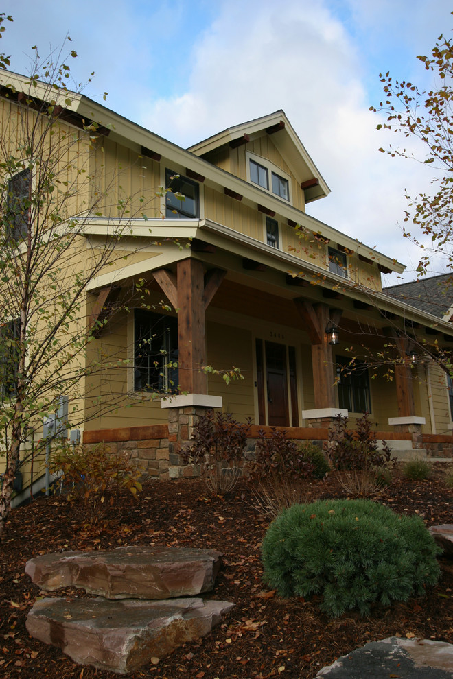 Photo of a traditional house exterior in Grand Rapids.