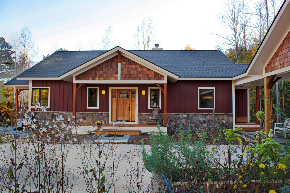 Immagine della facciata di una casa rossa american style a due piani di medie dimensioni con rivestimento in legno e tetto a capanna