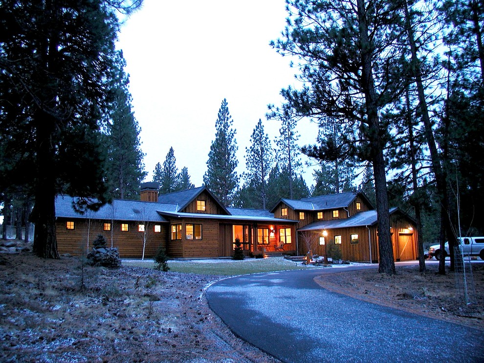 Cette photo montre une façade de maison montagne en bois de taille moyenne et à un étage avec un toit à deux pans.