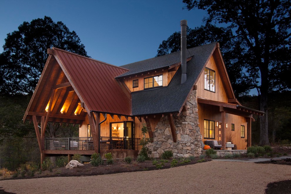 Idée de décoration pour une façade de maison chalet en bois à un étage avec un toit à deux pans et un toit mixte.