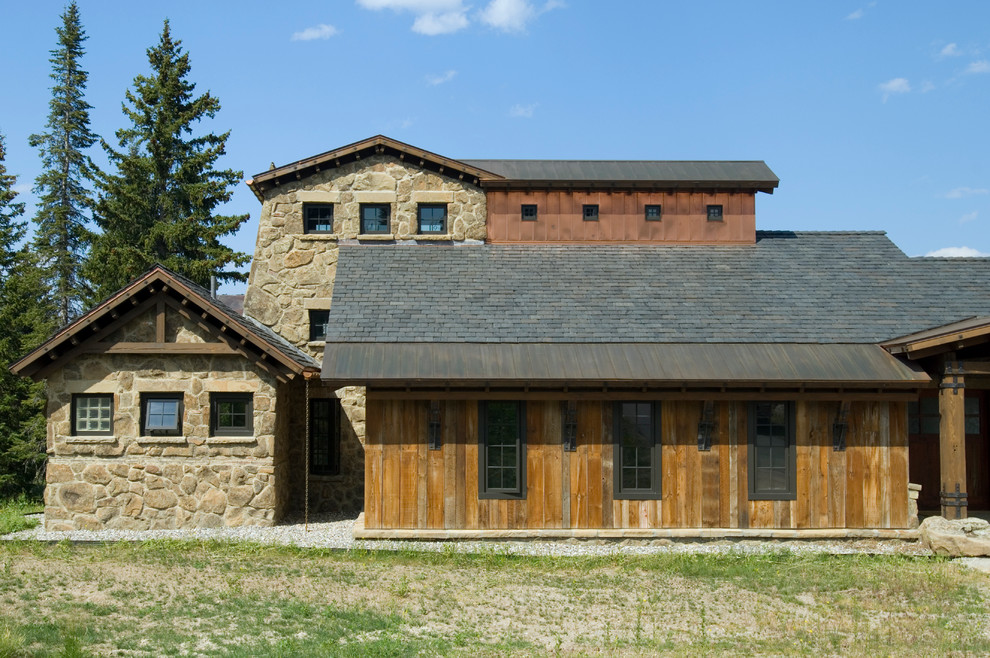 Modelo de fachada rural de dos plantas con revestimientos combinados y tejado de varios materiales