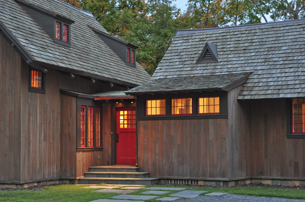 На фото: деревянный дом в стиле рустика с