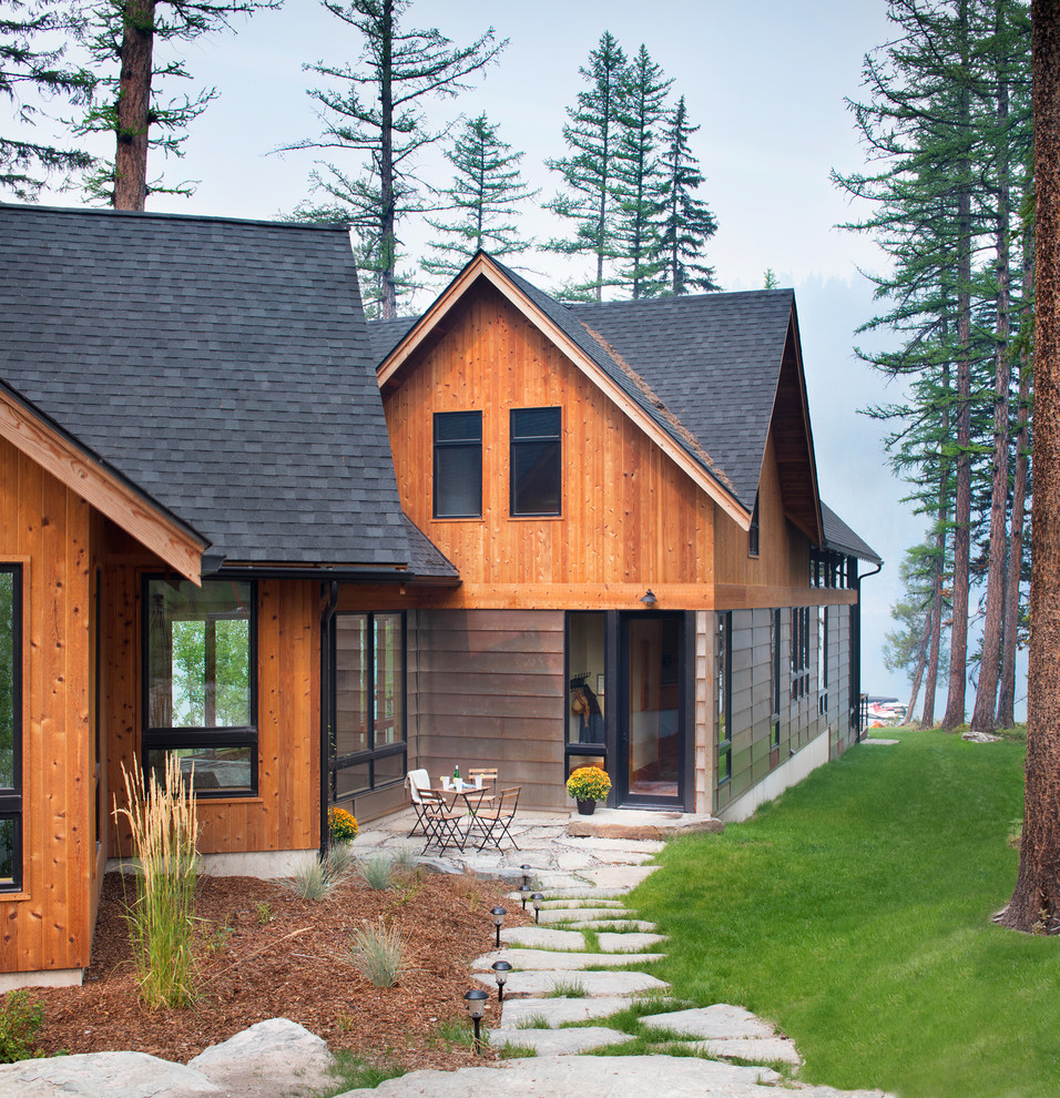 Inspiration pour une façade de maison chalet de plain-pied avec un toit en shingle et un toit à deux pans.