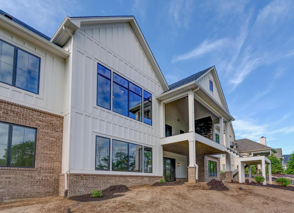 Einstöckiges Landhausstil Einfamilienhaus mit Mix-Fassade, weißer Fassadenfarbe und Schindeldach in Indianapolis