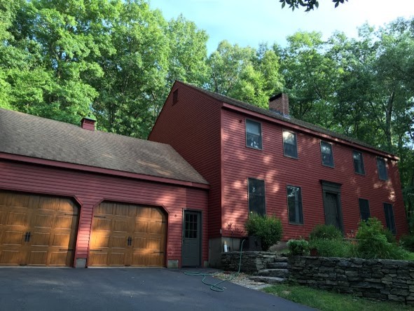 Ispirazione per la facciata di una casa grande rossa country a due piani con rivestimento in legno