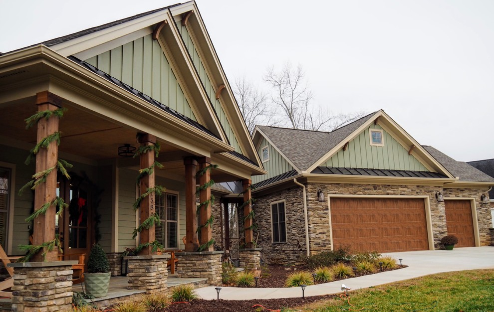 Diseño de fachada de casa verde de estilo americano de tamaño medio de una planta con revestimiento de madera, tejado a dos aguas y tejado de teja de madera