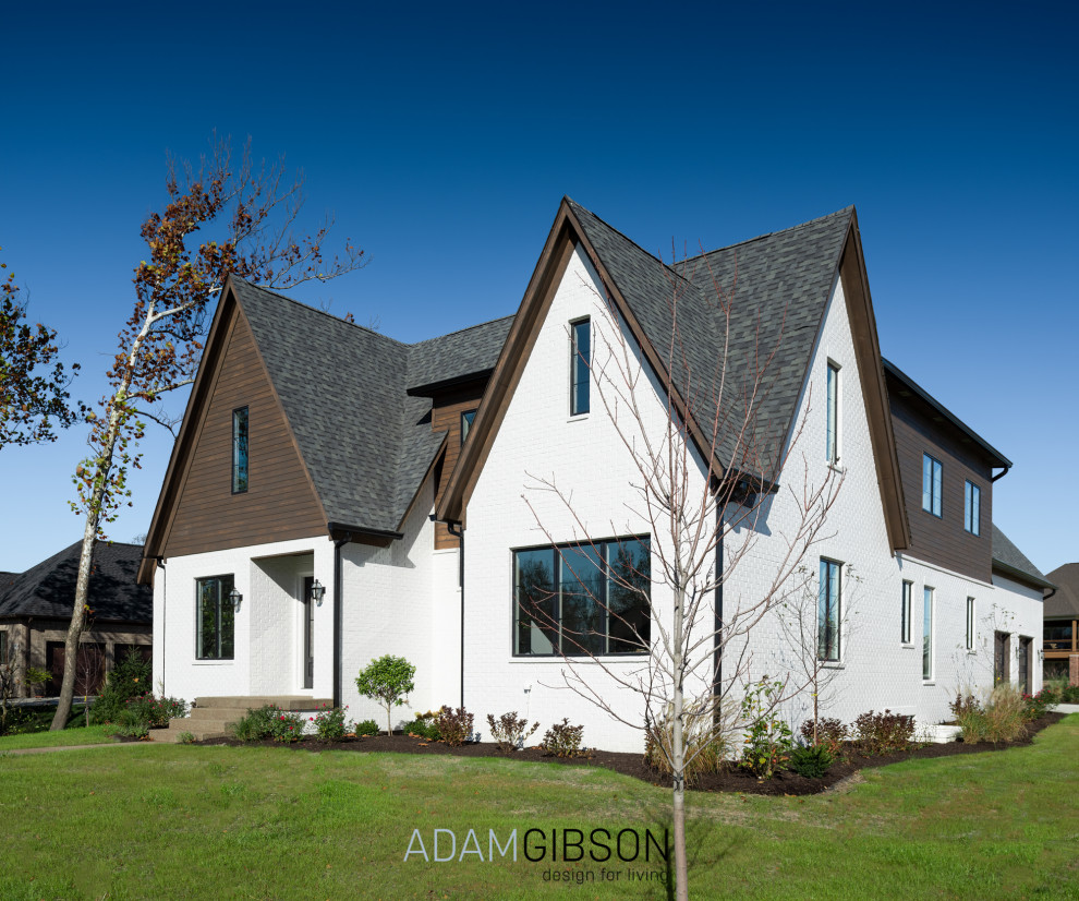 Imagen de fachada de casa blanca y gris ecléctica extra grande de dos plantas con revestimiento de ladrillo, tejado a dos aguas, tejado de teja de madera y tablilla