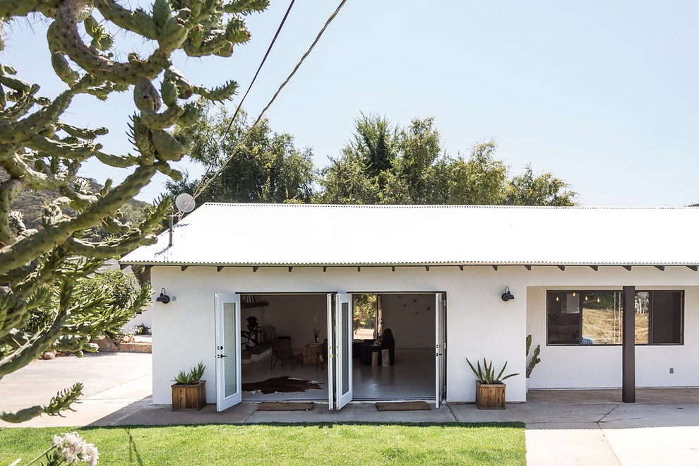 Mittelgroßes, Einstöckiges Mediterranes Haus mit Putzfassade und weißer Fassadenfarbe in San Diego