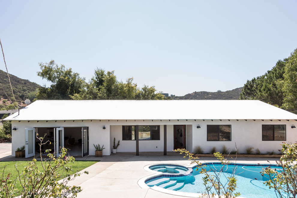Mittelgroßes, Einstöckiges Mediterranes Haus mit Putzfassade und weißer Fassadenfarbe in San Diego