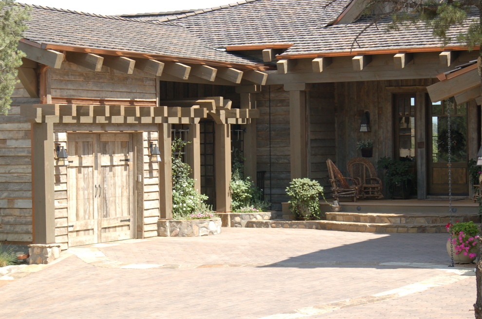 На фото: огромный, двухэтажный, деревянный, бежевый дом в стиле рустика с двускатной крышей для охотников с