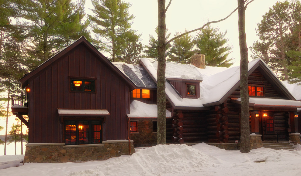 Ispirazione per la facciata di una casa ampia marrone country a due piani con rivestimento in legno e tetto a capanna
