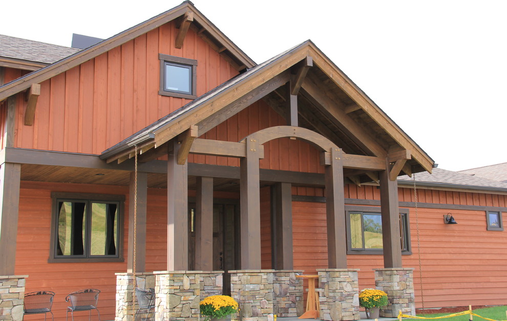 Diseño de fachada de casa marrón rural de dos plantas con revestimiento de madera, tejado a dos aguas y tejado de teja de madera
