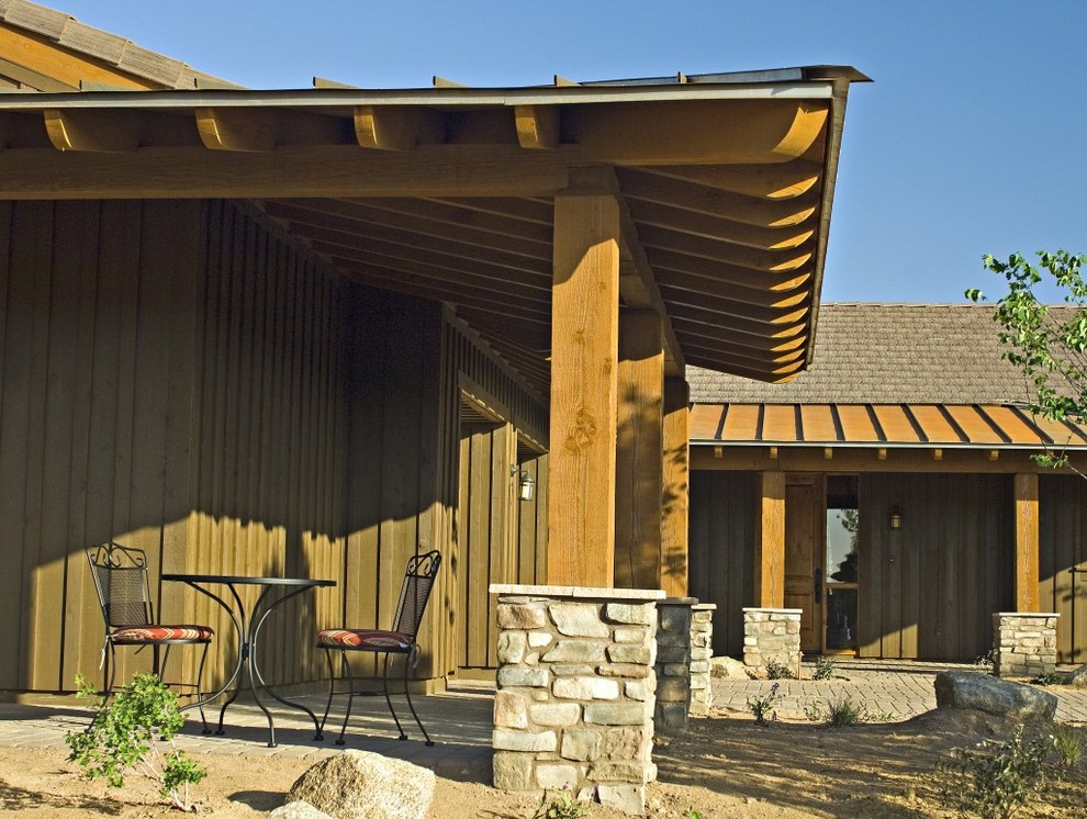 Idee per la facciata di una casa marrone rustica a un piano con rivestimento in legno