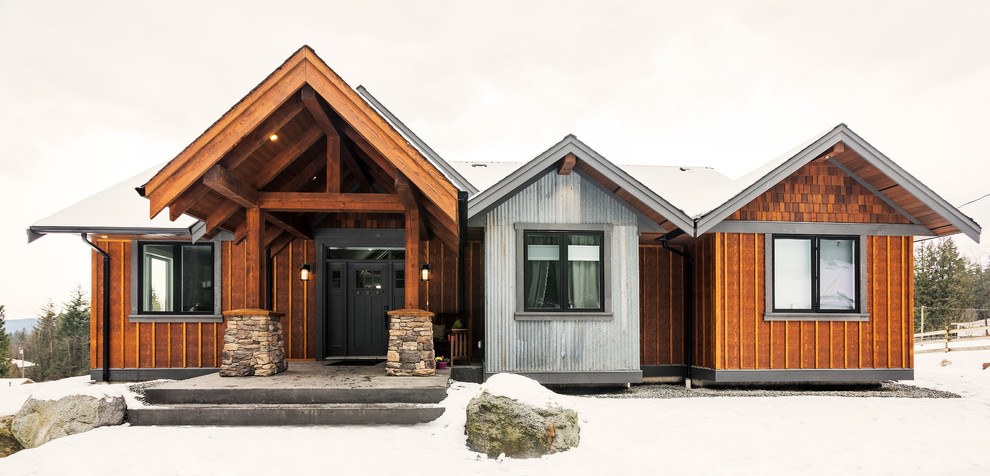 Kleines, Einstöckiges Rustikales Einfamilienhaus mit Faserzement-Fassade, brauner Fassadenfarbe, Satteldach und Schindeldach in Vancouver
