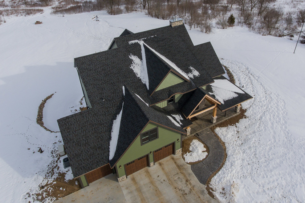 Diseño de fachada de casa verde rural grande de dos plantas con tejado a dos aguas y tejado de teja de madera