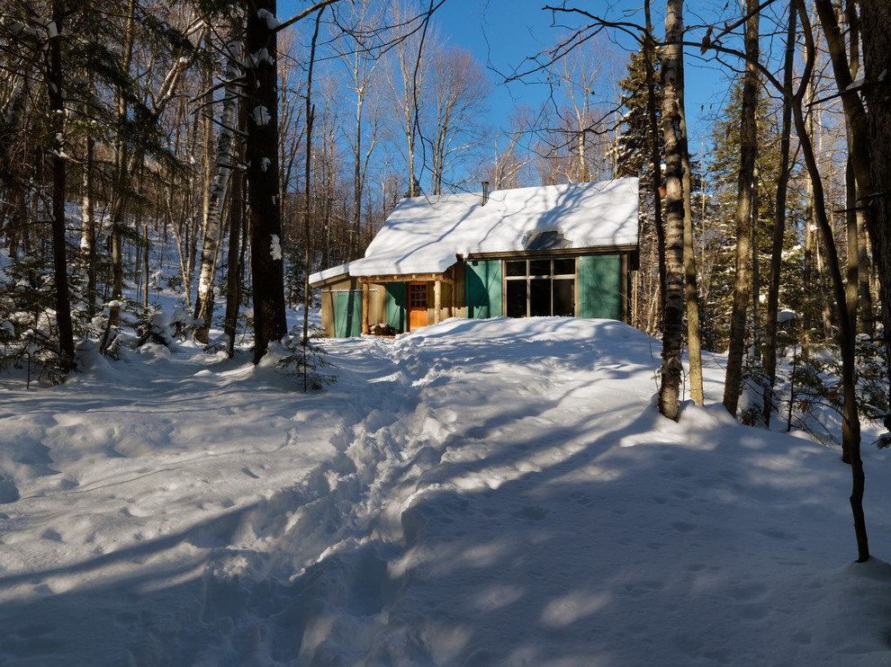 На фото: маленький, одноэтажный, деревянный, бежевый дом в стиле рустика с двускатной крышей для на участке и в саду