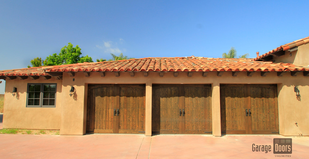 Diseño de fachada de casa beige rústica grande de una planta con revestimientos combinados, tejado a la holandesa y tejado de teja de madera