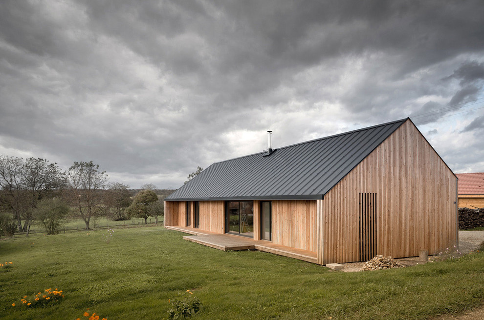 Diseño de fachada marrón rural pequeña de una planta con revestimiento de madera y tejado a dos aguas
