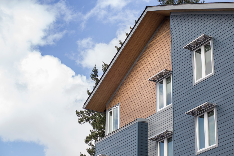 Geräumiges, Dreistöckiges Klassisches Wohnung mit Faserzement-Fassade und blauer Fassadenfarbe in Portland