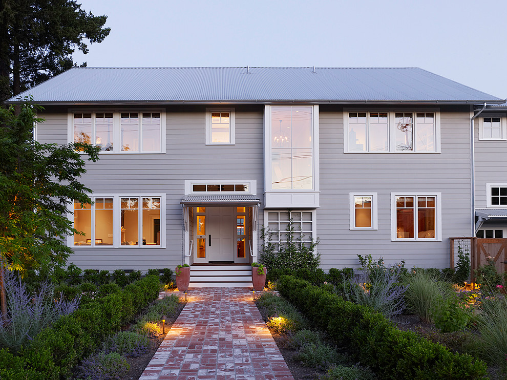 Идея дизайна: двухэтажный, деревянный, серый дом в стиле неоклассика (современная классика)