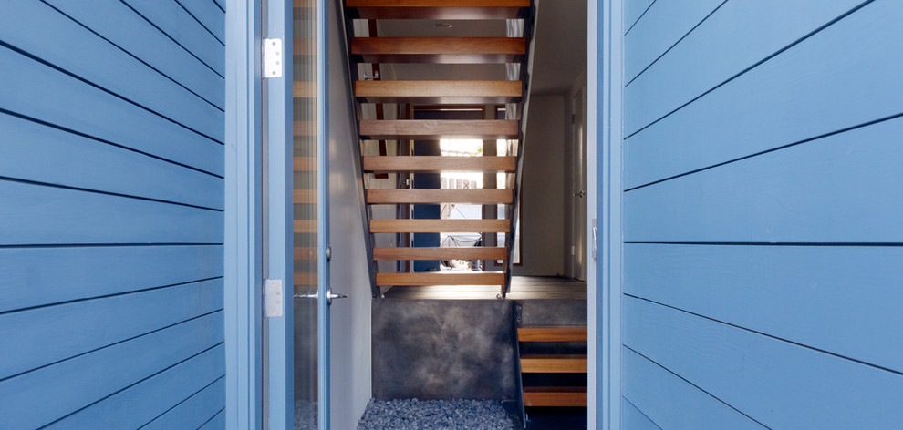 Mittelgroße, Zweistöckige Moderne Holzfassade Haus mit blauer Fassadenfarbe und Flachdach in San Francisco