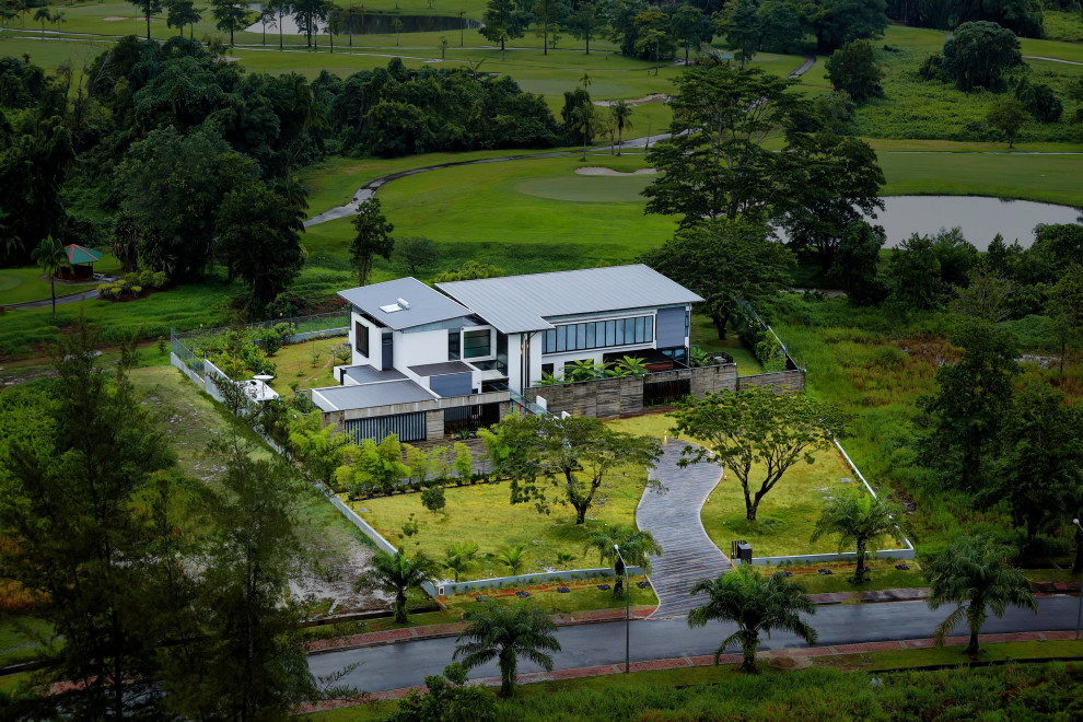 На фото: большой, двухэтажный, разноцветный частный загородный дом в современном стиле с облицовкой из бетона, плоской крышей и металлической крышей с