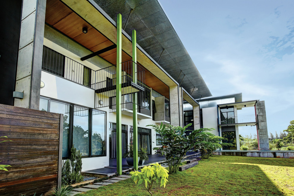 Inspiration för stora moderna flerfärgade hus, med två våningar, platt tak och tak i metall