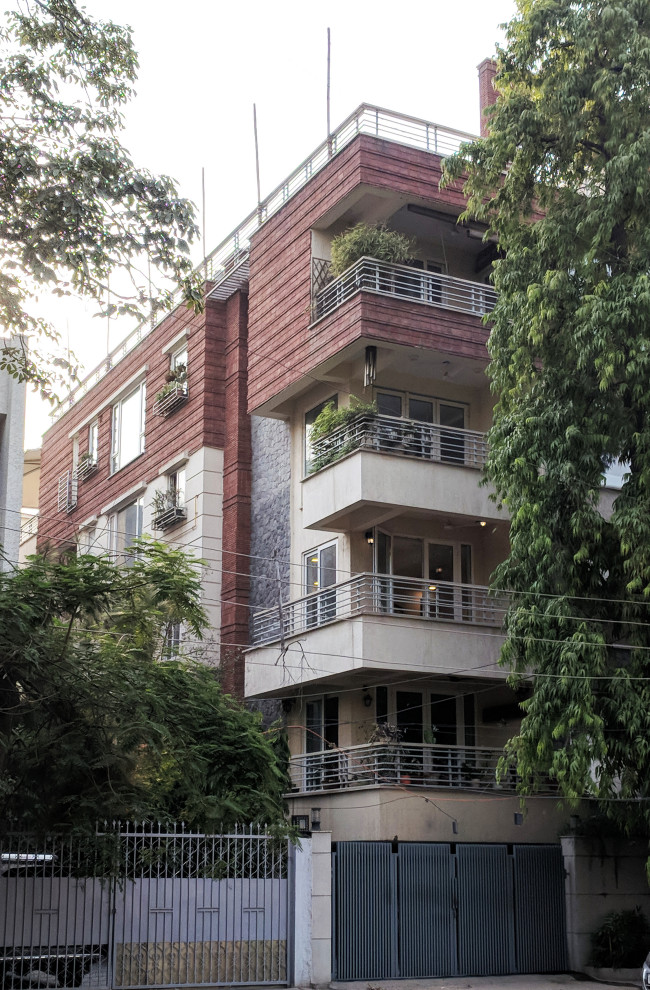 This is an example of a contemporary detached house in Delhi.