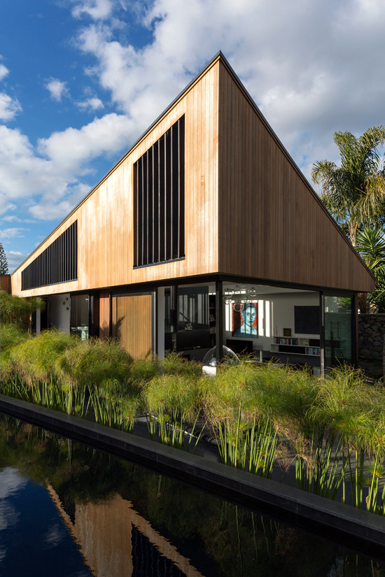 Große, Einstöckige Moderne Holzfassade Haus mit beiger Fassadenfarbe und Pultdach in Auckland