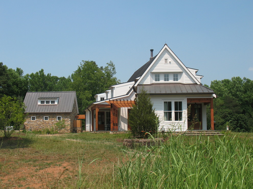 Cette image montre une façade de maison blanche rustique en bois de taille moyenne et à un étage.