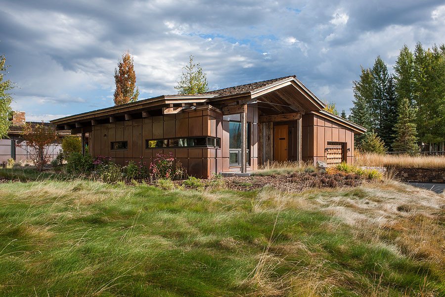 Große, Einstöckige Moderne Holzfassade Haus mit brauner Fassadenfarbe und Satteldach in Sonstige