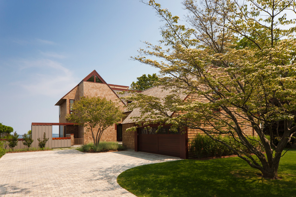 Geräumige, Zweistöckige Moderne Holzfassade Haus mit brauner Fassadenfarbe und Pultdach in Philadelphia