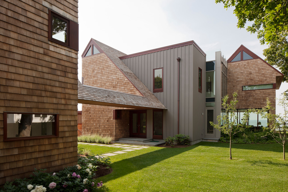 Große, Zweistöckige Moderne Holzfassade Haus mit brauner Fassadenfarbe und Pultdach in Philadelphia