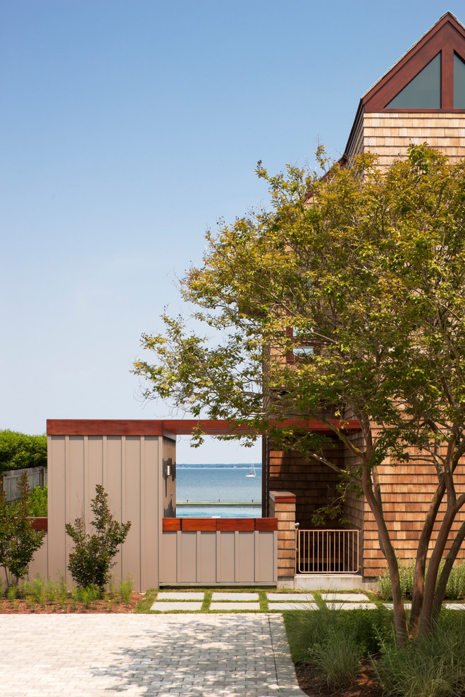 Große, Zweistöckige Moderne Holzfassade Haus mit brauner Fassadenfarbe und Pultdach in New York