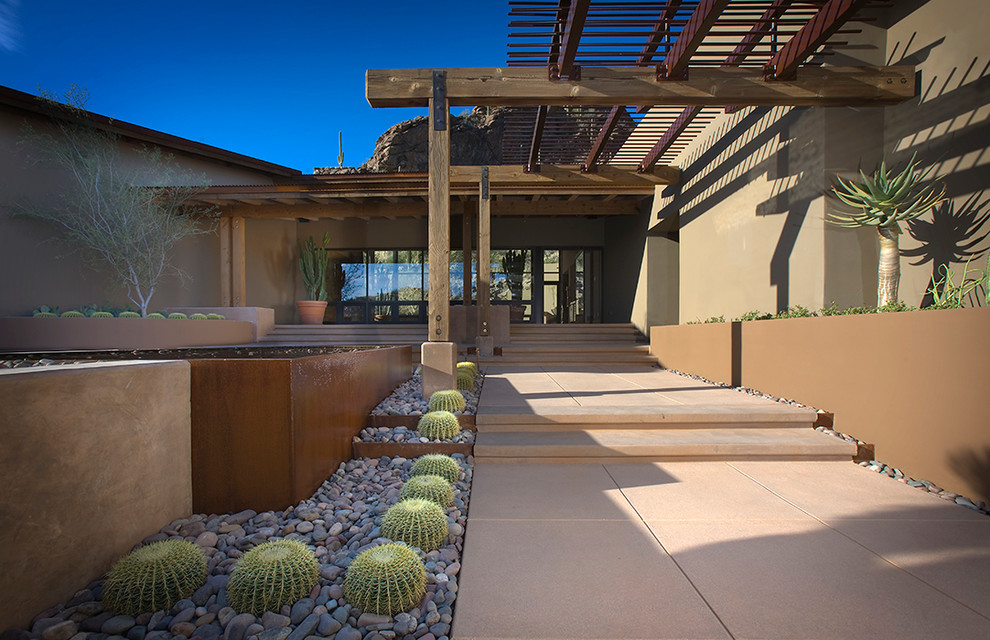 Einstöckiges Modernes Haus mit brauner Fassadenfarbe in Phoenix