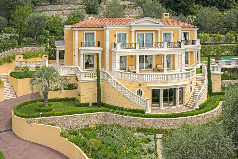 Idées déco pour une façade de maison méditerranéenne.