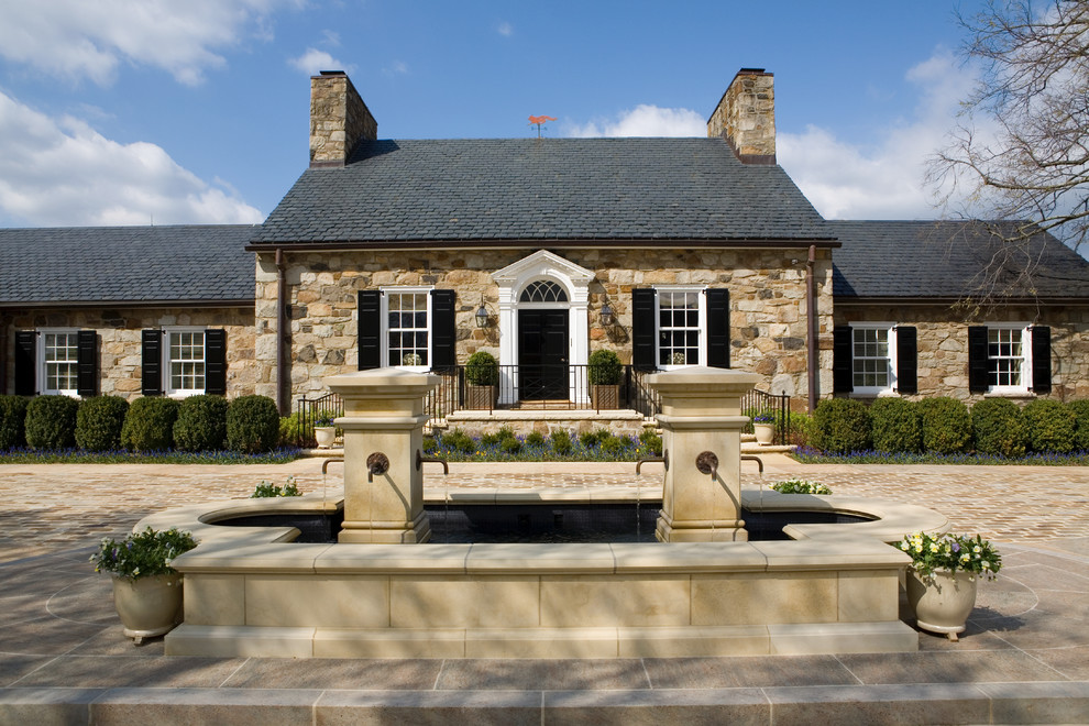 Idee per la facciata di una casa classica con rivestimento in pietra