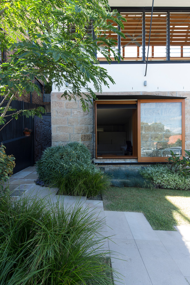 This is an example of a contemporary two floor house exterior in Sydney.