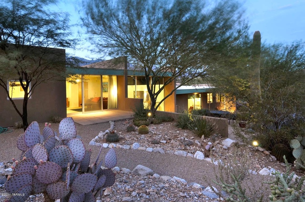 Großes Modernes Haus mit Putzfassade und beiger Fassadenfarbe in Phoenix