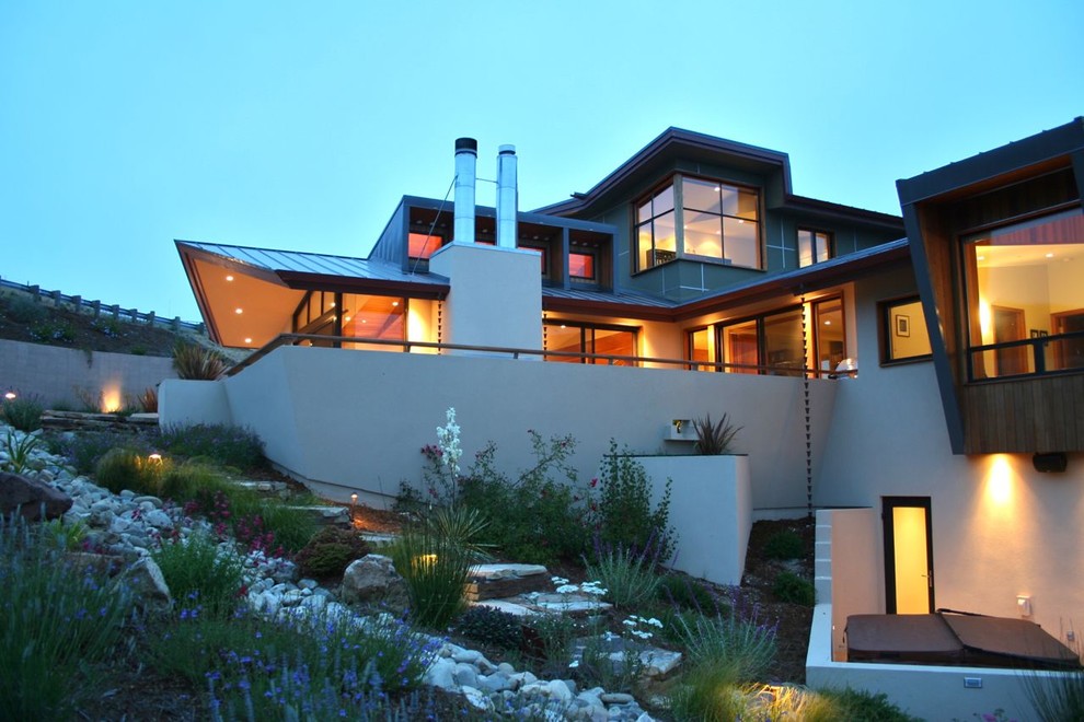 Ispirazione per la facciata di una casa grande beige contemporanea a tre piani con tetto a capanna