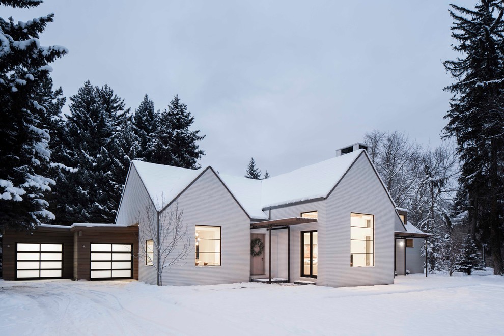 Idées déco pour une grande façade de maison blanche moderne en panneau de béton fibré à un étage avec un toit à croupette.