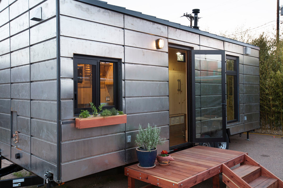 Idéer för att renovera ett litet funkis grått hus, med allt i ett plan, metallfasad och platt tak