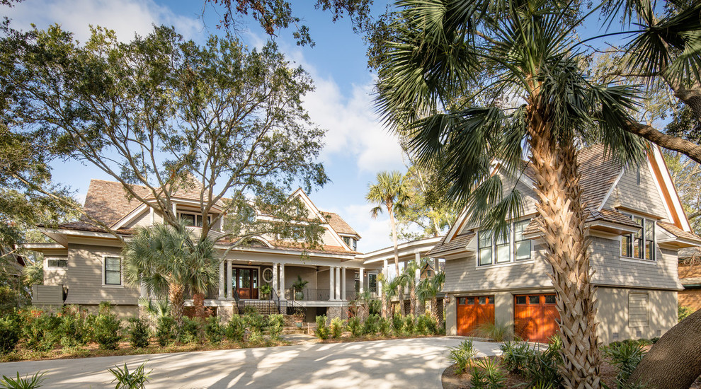 Großes, Zweistöckiges Einfamilienhaus mit Mix-Fassade, grauer Fassadenfarbe und Schindeldach in Charleston