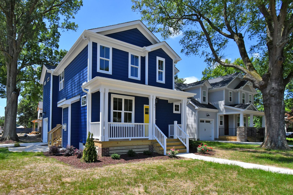 Mittelgroßes, Zweistöckiges Klassisches Einfamilienhaus mit Faserzement-Fassade, blauer Fassadenfarbe, Satteldach und Schindeldach in Raleigh