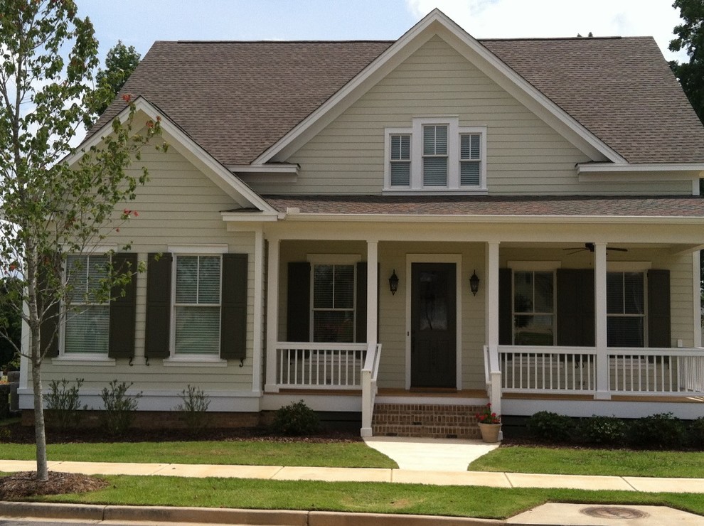 Immagine della facciata di una casa beige american style a due piani di medie dimensioni con rivestimento con lastre in cemento
