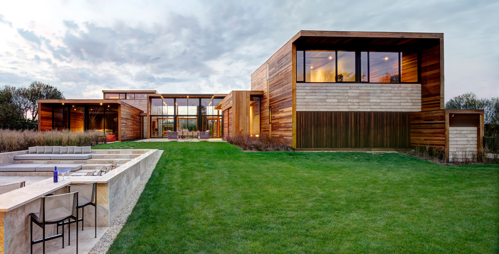 Große, Zweistöckige Moderne Holzfassade Haus mit brauner Fassadenfarbe in New York